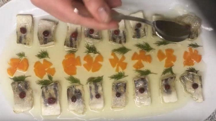 Per cada tros de peix, esteneu la baia de lingonberry i tireu-la amb aigua i aboqueu-la tot amb brou.