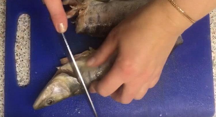 Talleu les carcasses de les cues i caps.