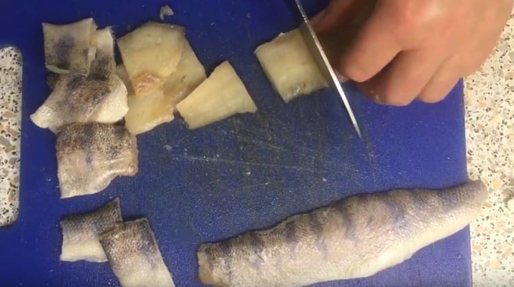 Talleu el filet de pikeperch a trossos.