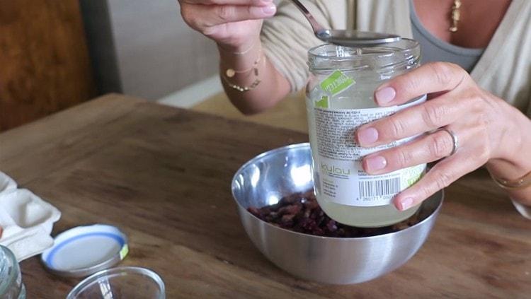 Добавете кокосовото масло.