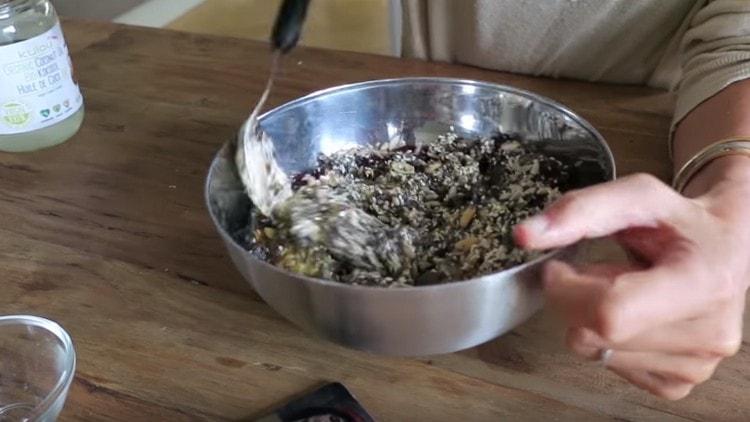 Добавете сол и разбъркайте старателно.