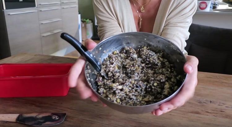 В продължение на около 10 минути такава зърнена маса трябва да се влива и след това трябва да се разбърка отново.