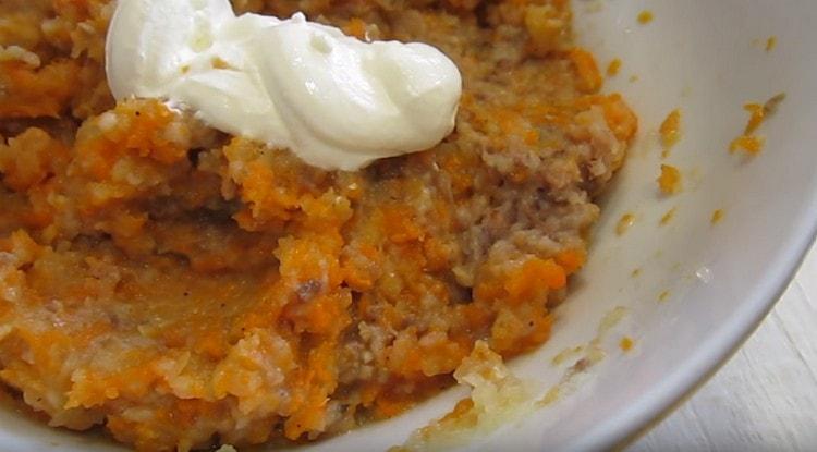 Depois de misturar a massa resultante, adicione o creme de leite.