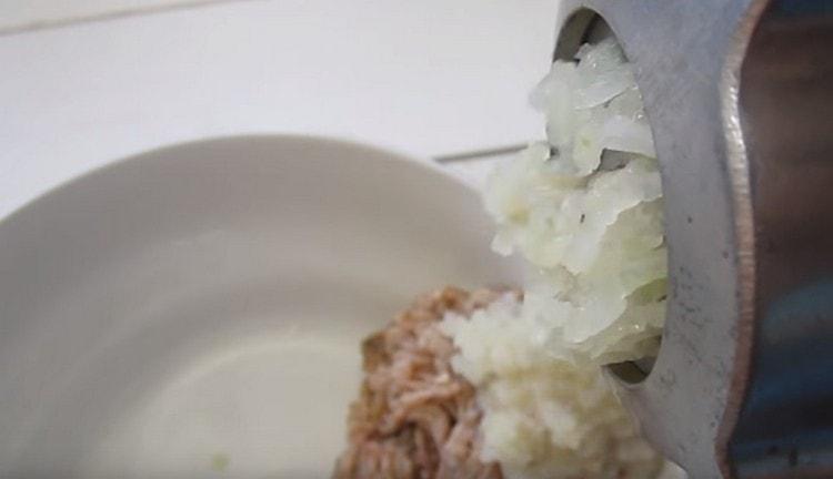 Passamos o filé de arenque recebido por um moedor de carne junto com cebolas.