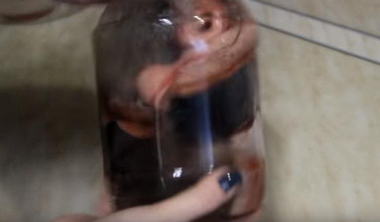 Stäng burken med ett lock och skaka väl.