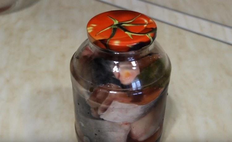 Vi lämnar fisken att marinera i minst en dag.