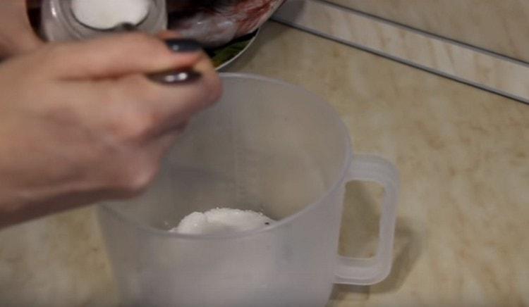 Häll salt, socker i en djup behållare, lägg lagerblad, pepparkorn.