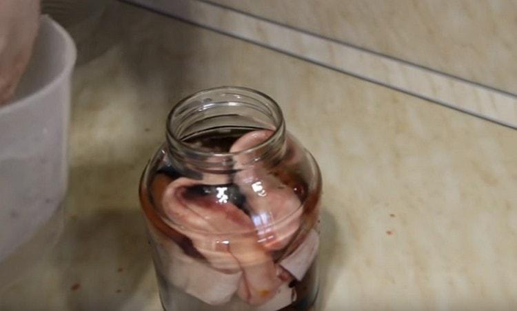 Fyll fisken med kyld saltlösning.