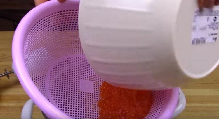Tira el caviar sobre un tamiz fino.