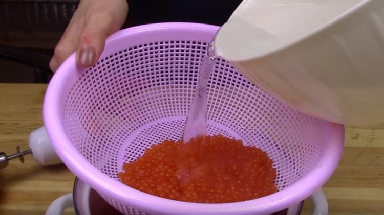 Lave bien los huevos con agua hervida fría.