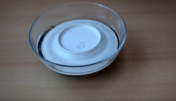 Couvrir le capelan avec une assiette et laisser mariner.