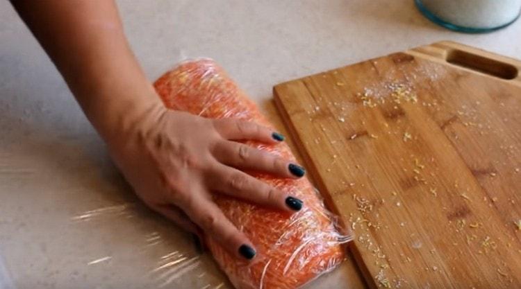 Luego, un trozo de filete debe envolverse en una película adhesiva.