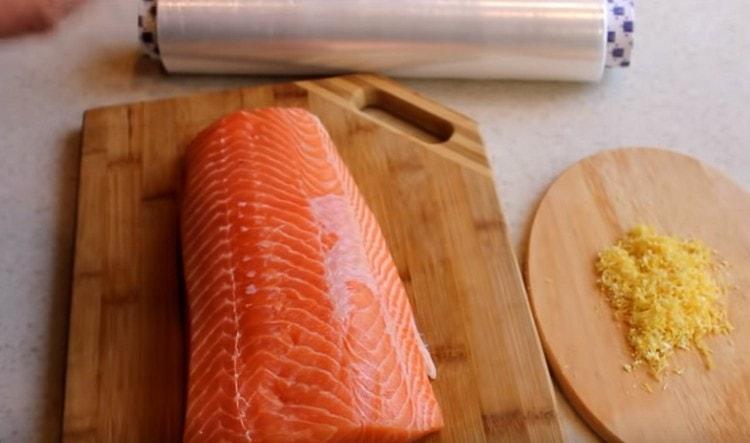 Antes de salar, el filete debe lavarse y secarse con una toalla de papel.