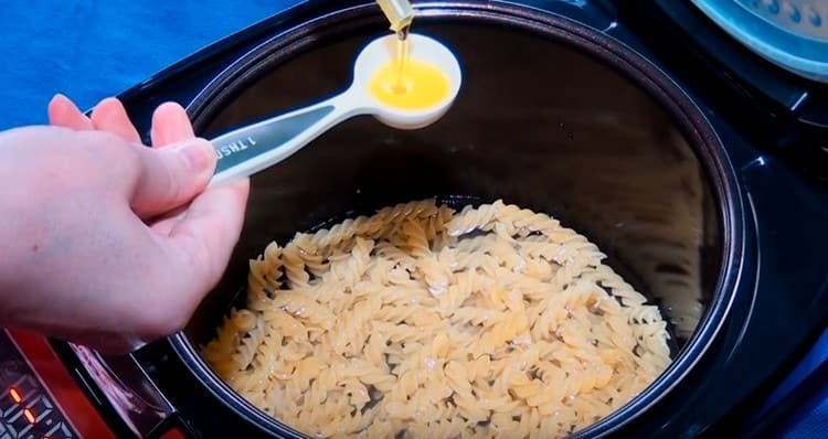 Agregue aceite de oliva.