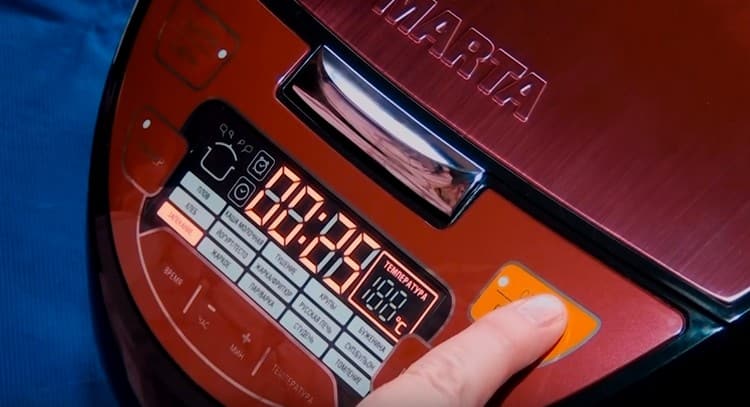 Configuramos el modo de horneado durante 25 minutos en el multicooker.