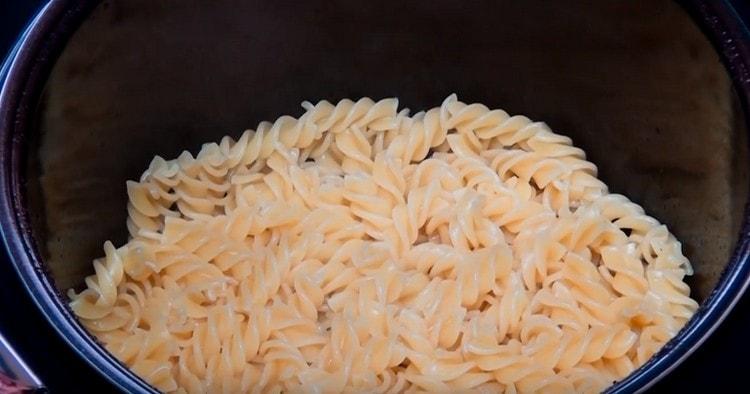 Así que hablamos sobre cómo cocinar pasta en una olla de cocción lenta.