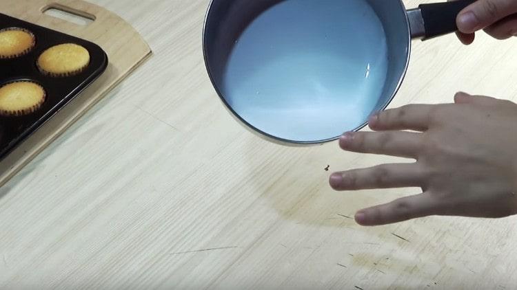 בסיר מחממים את השמנת.