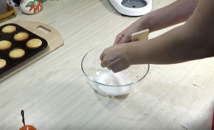 אנו מפוררים את השמנת עם שוקולד לבן.