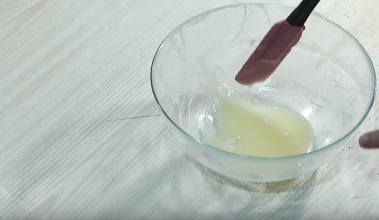 מערבבים את השוקולד עם השמנת.