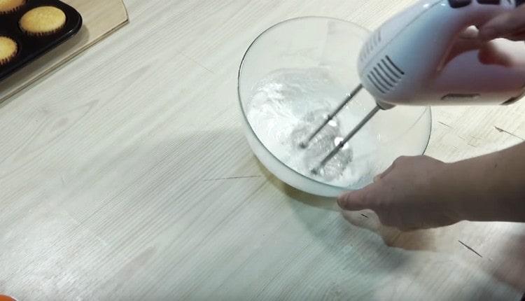 מקציפים את מסת השוקולד השמנת בעזרת מערבל.