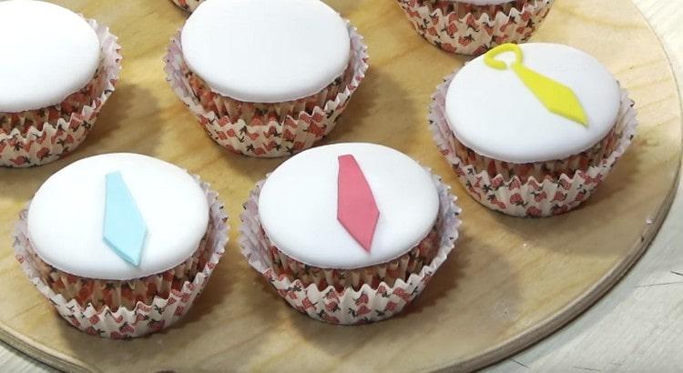 בעזרת מסטיק צבעוני אנו מייצרים קישוטים.