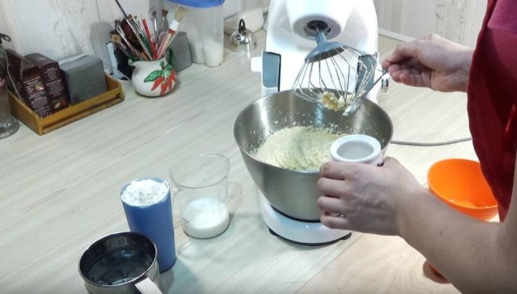 מקציפים חמאה עם סוכר, מוסיפים את הביצה והמלח.