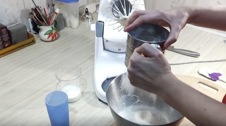 מנפים את הקמח למסת השמן.