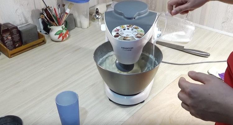 כשמקציפים בזרם דק מכניסים חלב חם לבצק.