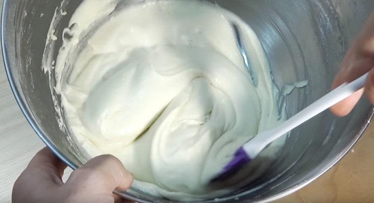 מערבבים את הבצק.