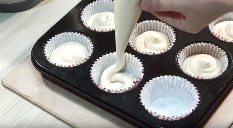 מורחים את הבצק בשקית מאפה וממלאים אותו במסה של תבניות.