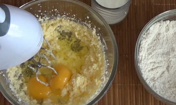 Agregue los huevos a la masa de mantequilla y vuelva a batir.