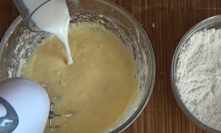 Introducimos la leche en esta masa.