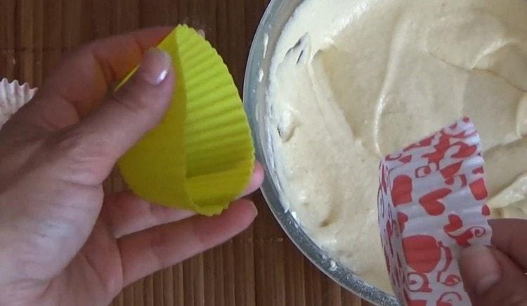 Insertamos espacios en blanco de papel en los moldes de silicona.