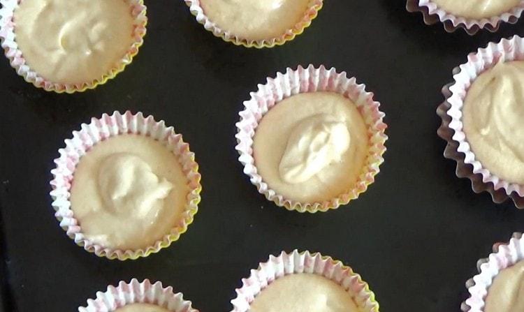 Pon los moldes en una bandeja para hornear y envíalos al horno.