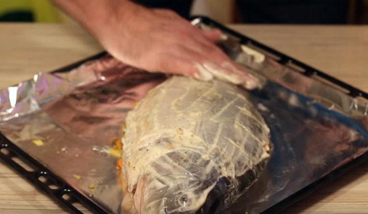 A doua parte a crapului este acum unsă și cu maioneză.