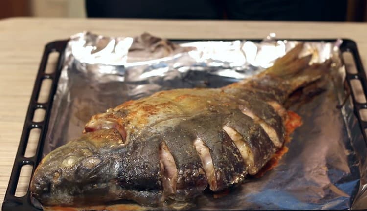 Coaceți peștele până este fiert.