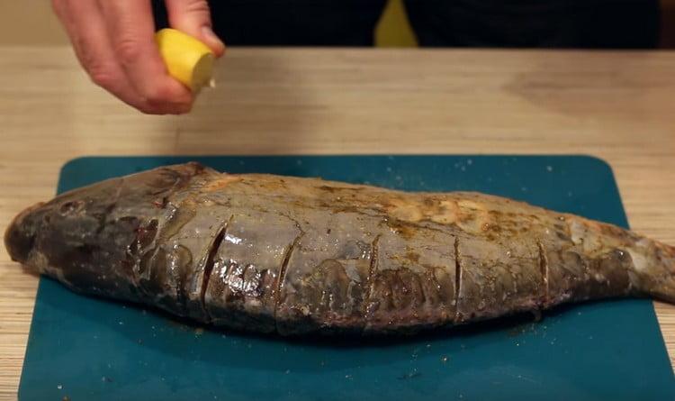 Presărați peștele cu suc de lămâie.