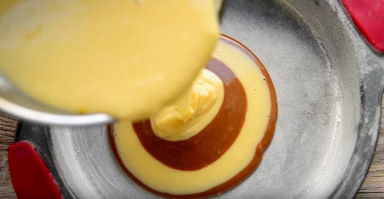 לחילופין, יוצקים על מרכז הצורה בהירה, ואז בצק שוקולד.