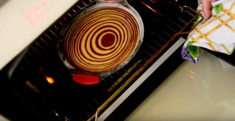 אנו שולחים את הטופס עם הבצק לתנור.