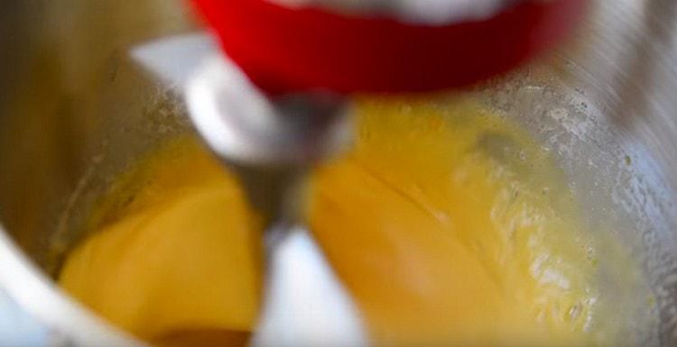 מקציפים ביצים עם סוכר ותמצית וניל בעזרת מערבל.