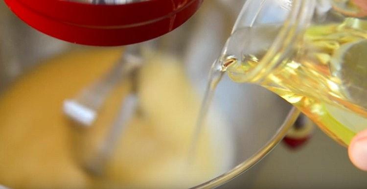 להקציף, אנו מכניסים חלב ושמן צמחי למסת הביצים.