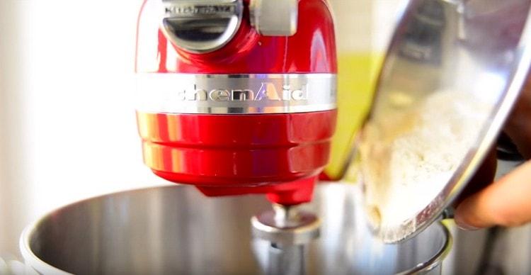 למרכיבים הנוזלים מוסיפים קמח מנופה.