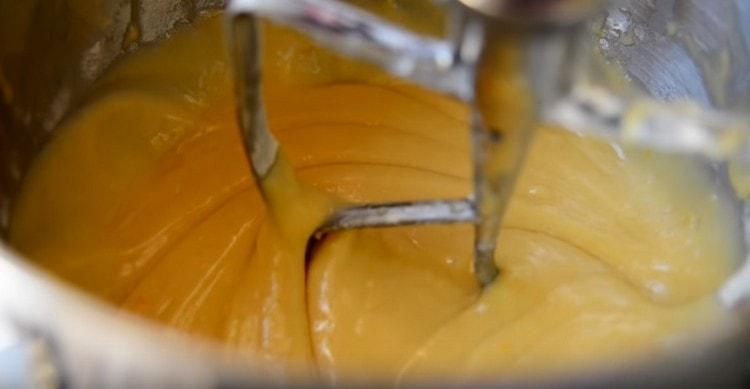 מערבבים את הבצק במיקסר.