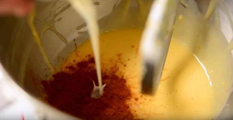 מחלקים את הבצק לשניים, מוסיפים קקאו וחלב לחלק אחד.