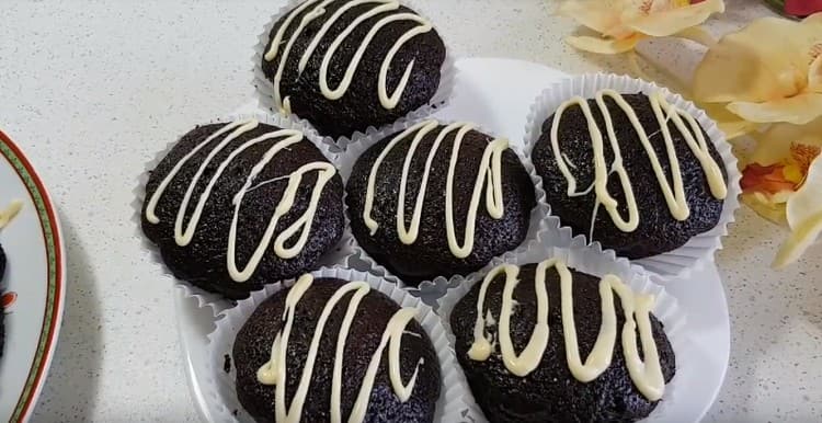 Vous pouvez décorer un tel dessert avec du chocolat blanc fondu.