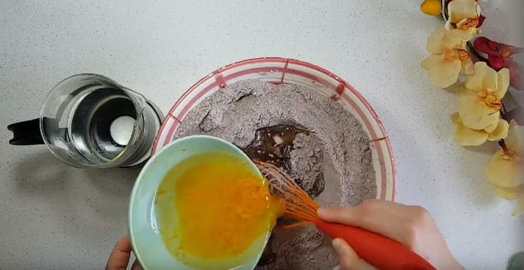 Ajouter le jus d'orange et le zeste, l'huile végétale.