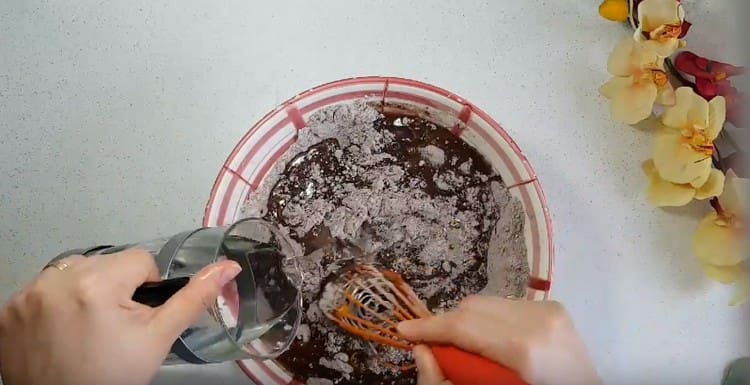 Nous introduisons de l'eau tiède et mélangons la pâte jusqu'à l'obtention d'une consistance lisse.