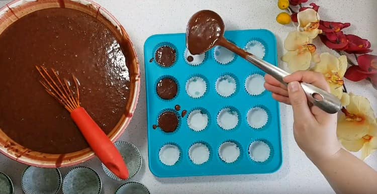 Après avoir inséré du papier dans des moules en silicone, nous remplissons les 2/3 de la pâte.