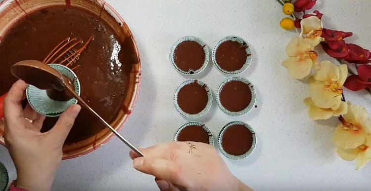 Nous remplissons les moules moyens avec le test selon le même principe.