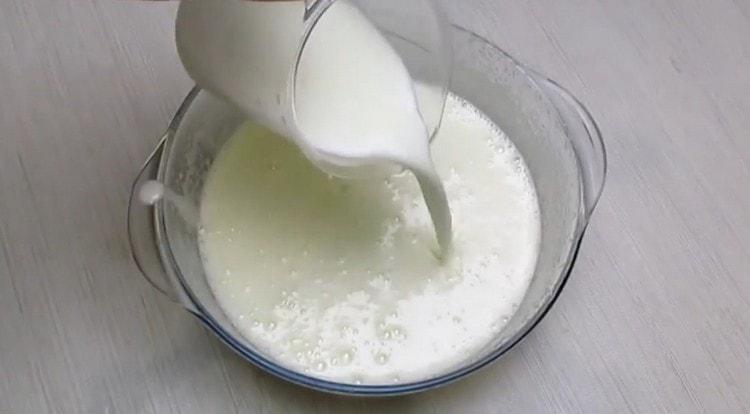 Agregue aceite vegetal y leche a la masa de huevo.